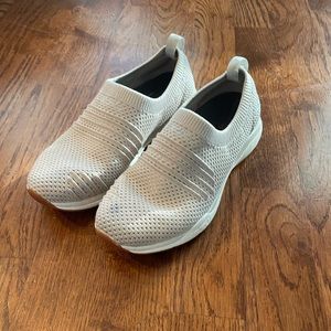KURU slip-ons size 6